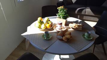 Deluxe Suite, City View | In-room dining