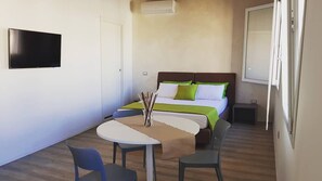 Suite, pemandangan kota (Emma) | Isi minibar gratis dan didekorasi berbeda-beda