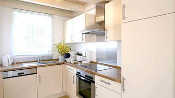 Kühlschrank, Mikrowelle, Ofen, Geschirrspüler