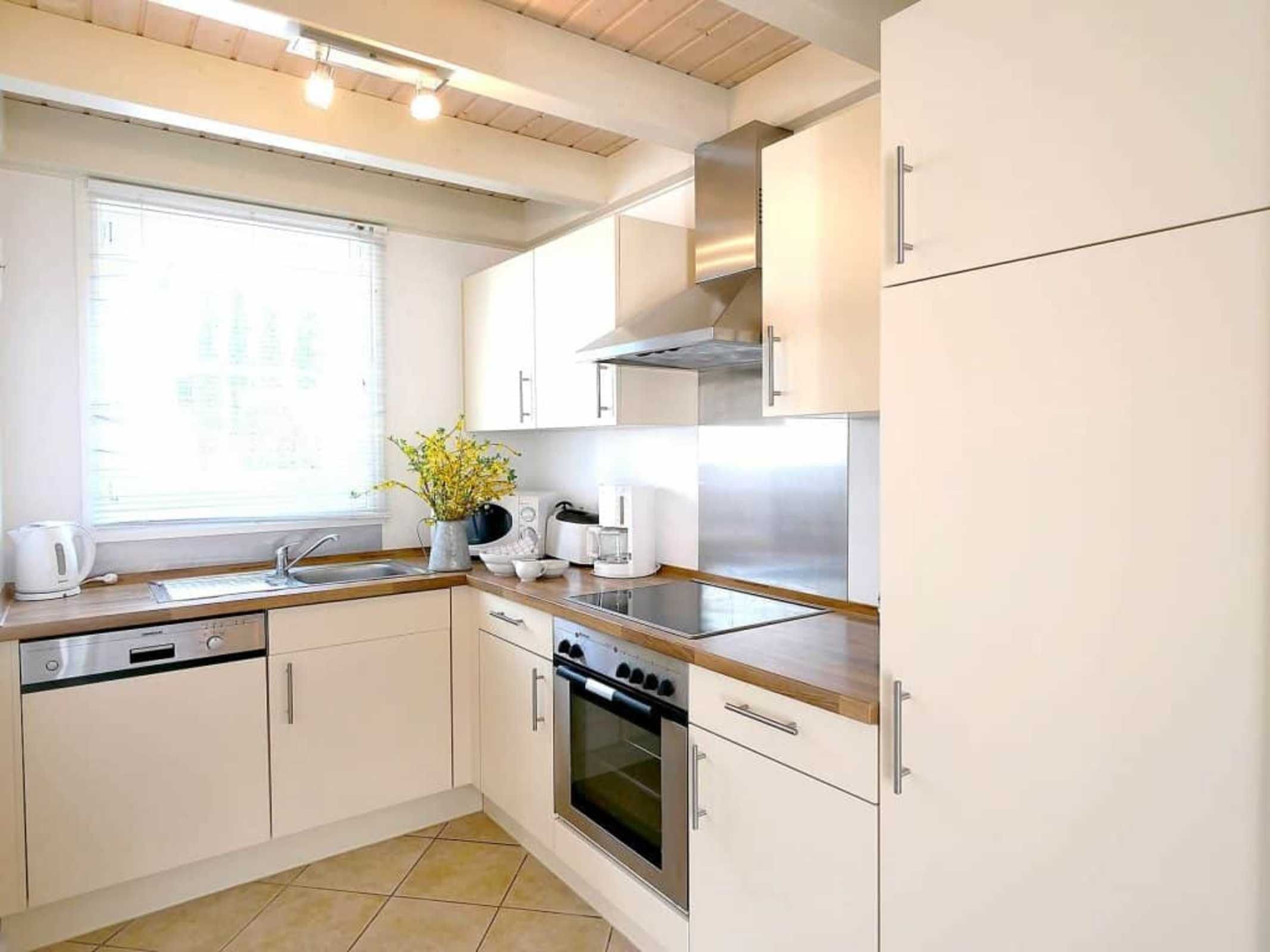 Een koelkast, een magnetron, een oven, een vaatwasser
