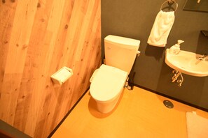 Apartment | Bathroom | Shower, free toiletries, hair dryer, slippers - Hibiki Nipponbashi (Osaka)