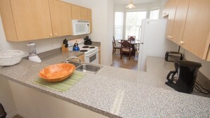 Townhouse Keluarga, balkon, area taman | Fasilitas dapur bersama