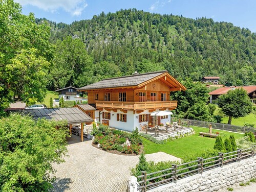 Exclusives Ferienhaus für bis zu 8 Personen, mit Wellnesbereich, Terrasse und Garten und Carport