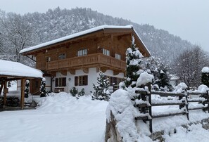 Exterior - Exclusives Ferienhaus für bis zu 8 Personen, mit Wellnesbereich, Terrasse und Garten und Carport (Reit im Winkl)