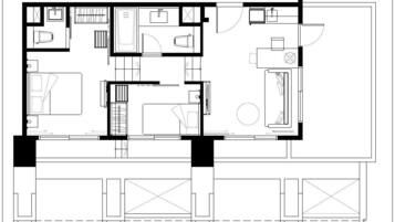 Planta baixa de um hotel com vários quartos, um corredor central e uma área de refeições.