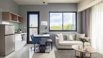 Design Suite, Multiple Beds | Living room | 43-inch LCD TV with cable channels, TV