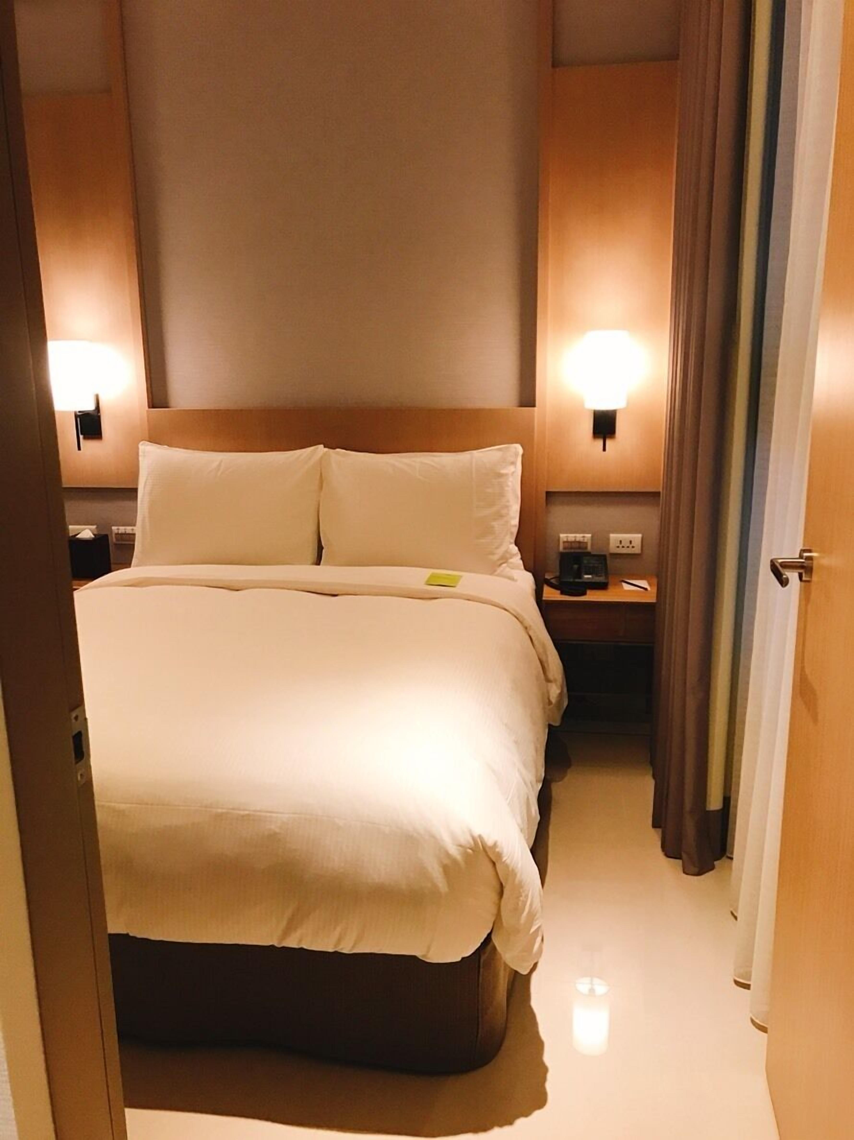 economy suite, 1 bedroom | 1 bedroom, premium bedding, down duvets, in-room safe