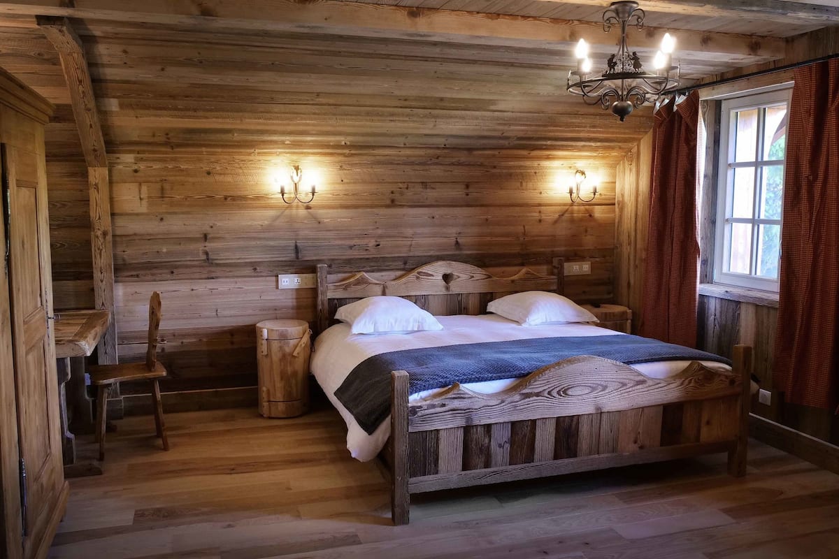 individually decorated, individually furnished, desk, soundproofing