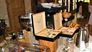 Daily continental breakfast (EUR 15 per person)