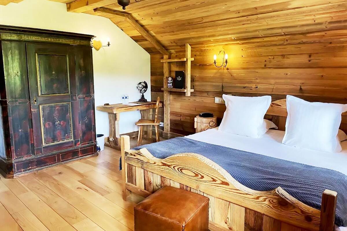 individually decorated, individually furnished, desk, soundproofing