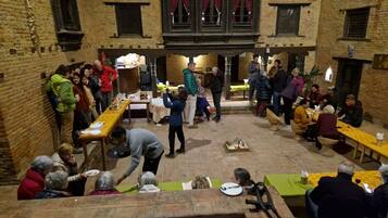 تناول الطعام بالخارج