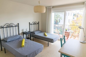Free WiFi, bed sheets - Barbatuke Eco-homestel (Málaga)