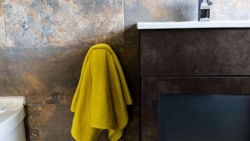 Deluxe Double Room | Bathroom | Towels