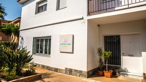 Un edificio de dos pisos con un letrero que indica un Bed & Breakfast.
