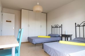 Free WiFi, bed sheets - Barbatuke Eco-homestel (Málaga)