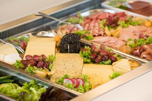 Free daily buffet breakfast - Kloster Volkenroda (Körner)