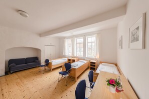 Family Room | Desk, free cribs/infant beds, rollaway beds, bed sheets - Kloster Volkenroda (Körner)