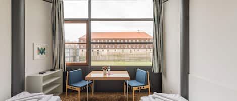 Standard Twin Room | Meja, katil bayi/kot (percuma), katil lipat simpan/tambahan