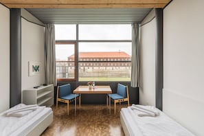 Escritorio, cunas gratuitas, camas plegables/adicionales y ropa de cama