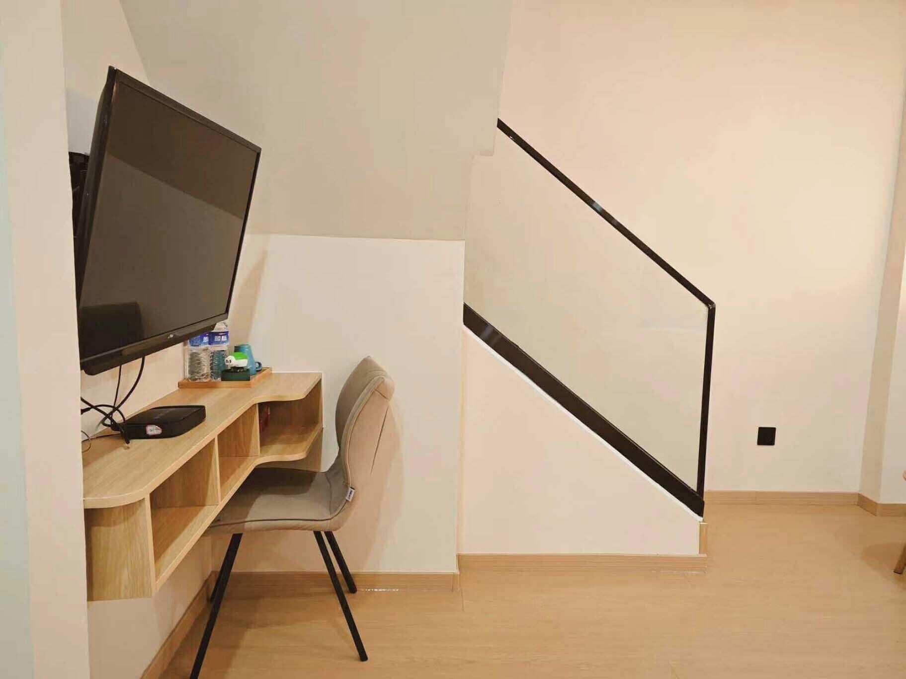 مكتب وستائر تعتيم وتجهيزات عازلة للصوت وواي فاي مجانًا