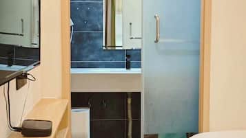 Family Studio Suite | Bathroom | Free toiletries, hair dryer, slippers, towels