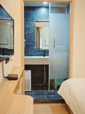 Family Studio Suite | Bathroom | Free toiletries, hair dryer, slippers, towels