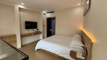 Kamar Double Khas | Meja kerja, tirai kedap cahaya, kedap suara, dan Wi-Fi gratis