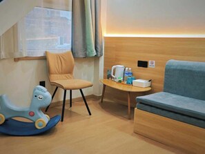 Signature Double Room | Living area - Once Artistic Inn (Luoyang)