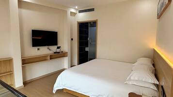 家庭开间套房 | 办公桌、遮光窗帘、隔音、免费 WiFi