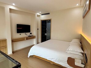 Suite monolocale familiare | Una scrivania, tende oscuranti, insonorizzazione, Wi-Fi gratuito