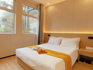 Basic Double Room | Desk, blackout curtains, soundproofing, free WiFi - Once Artistic Inn (Luoyang)