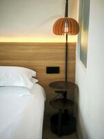 Escritorio, cortinas blackout, sistema de insonorización y wifi gratis 