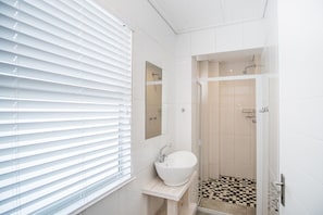 Appartement, Plusieurs lits, non-fumeur | Salle de bain | Douche, séchoir à cheveux, serviettes fournies