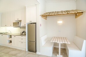 Apartment, Mehrere Betten, Nichtraucher | Essbereich im Zimmer