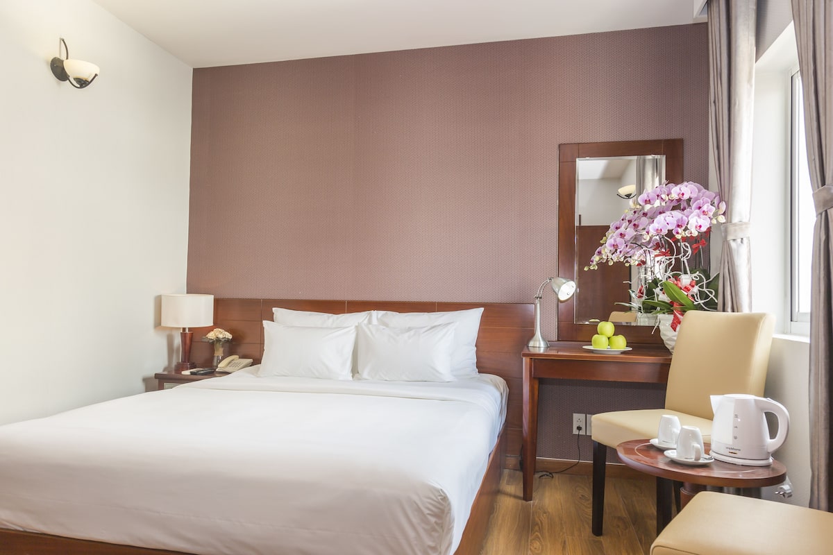 Deluxe Double Room, City View | Minibar, in-room safe, desk, blackout drapes