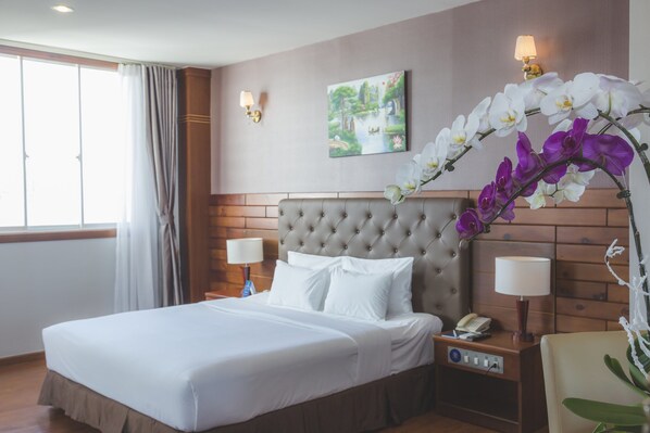 Park View Suite | Minibar, in-room safe, desk, blackout drapes