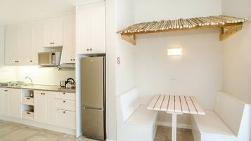 Apartment, Non Smoking | In-room dining