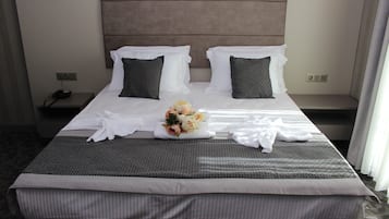 أغطية فراش متميزة وألحفة محشوة بالريش وميني بار وخزنة داخل الغرفة