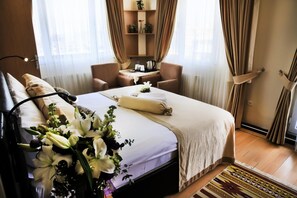 Ropa de cama de alta calidad, cubrecamas y minibar 