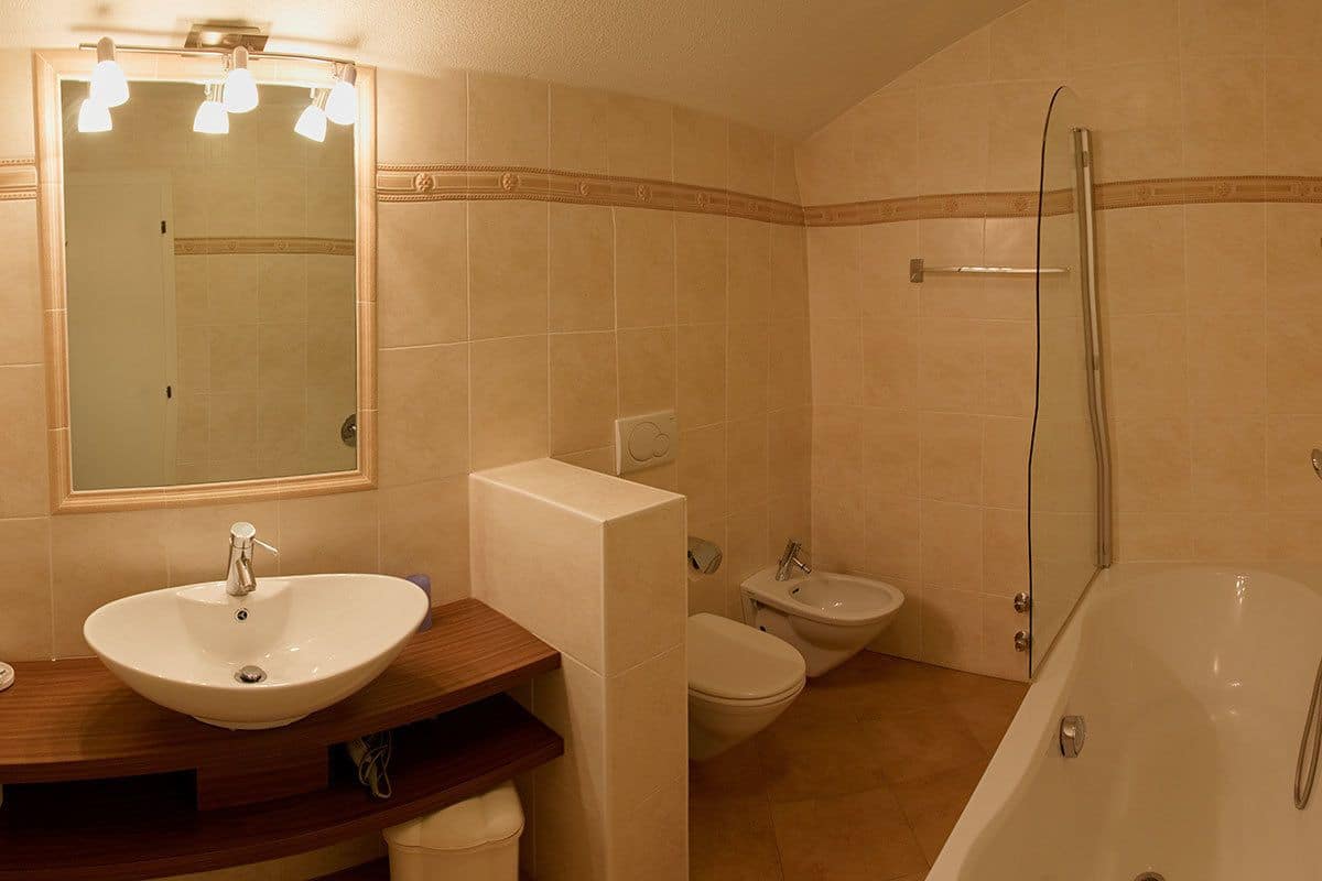 free toiletries, hair dryer