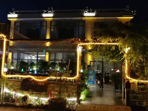 Fassade der Unterkunft – Abend/Nacht