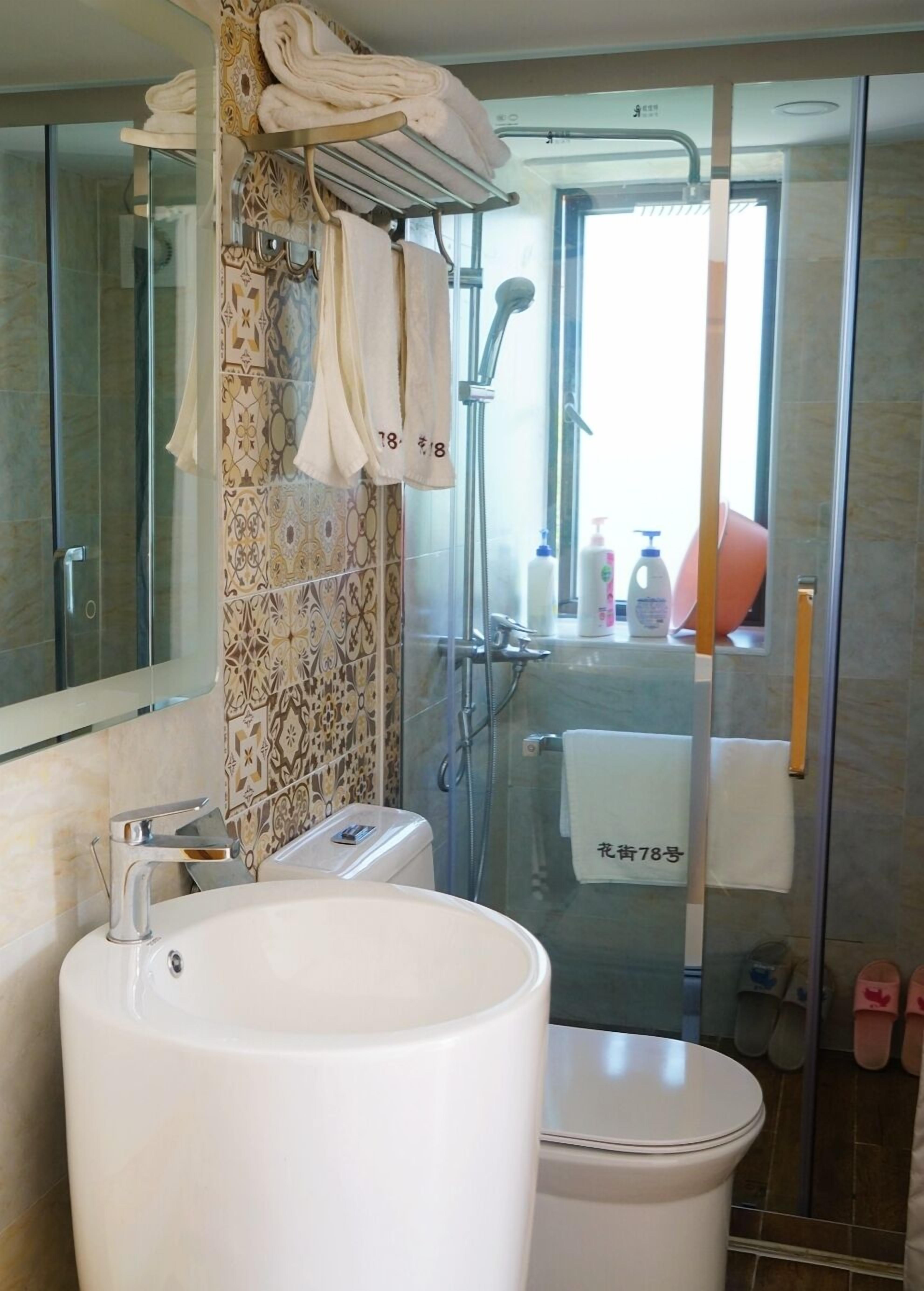 Dusche, kostenlose Toilettenartikel, Haartrockner, Hausschuhe