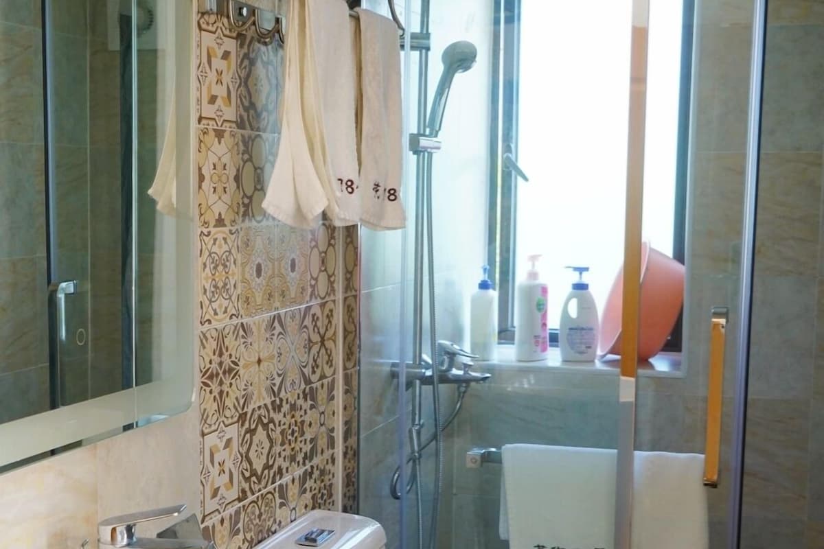 Douche, articles de toilette gratuits, sèche-cheveux, chaussons