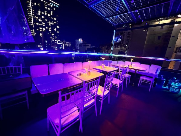 Bar (trong khuôn viên)