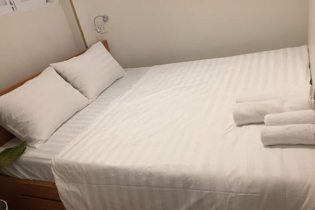 Standard Room | In-room safe, soundproofing, iron/ironing board, free WiFi