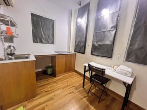 Economy Studio | Private kitchen | Fridge, microwave, stovetop, electric kettle - An Nam Corner Dreamer (Ho Chi Minh City)