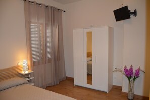 Double or Twin Room, 1 Bedroom | 1 bedroom, down comforters, in-room safe, individually decorated - Hotel Rural Luna Llena (Torremocha de Jarama)