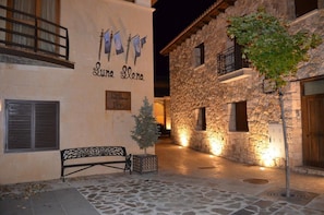 Front of property - evening/night - Hotel Rural Luna Llena (Torremocha de Jarama)