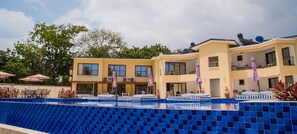 Una piscina al aire libre