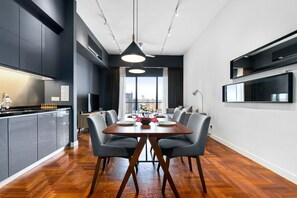 Deluxe appartement, 1 slaapkamer, terras | Dineren op de kamer